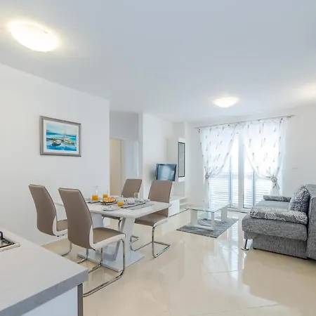 Apartman 2 Bedroom Lovely In Biograd