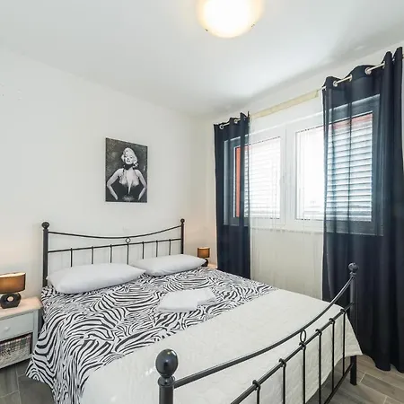 2 Bedroom Lovely In Biograd *